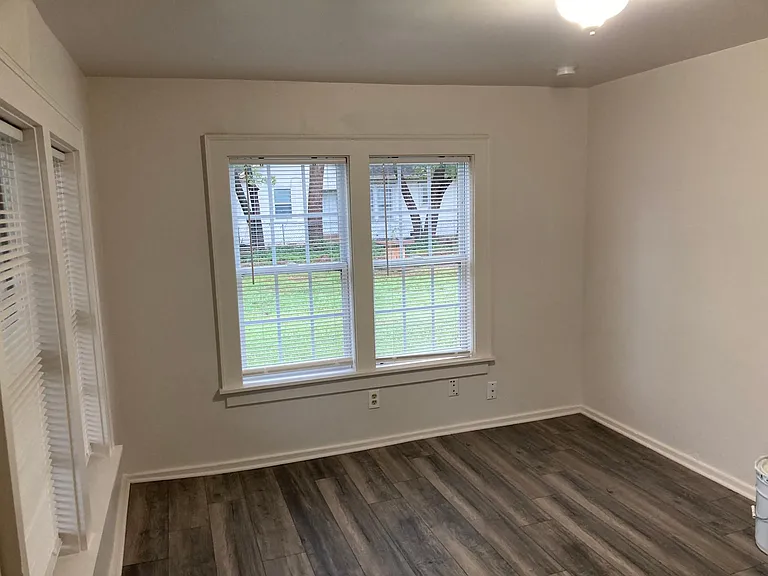 2119 E 1st St — Photo 10