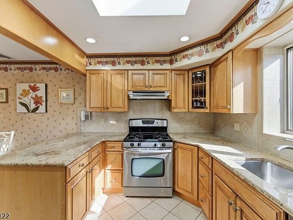 5th image of 37 Farmingdale Rd