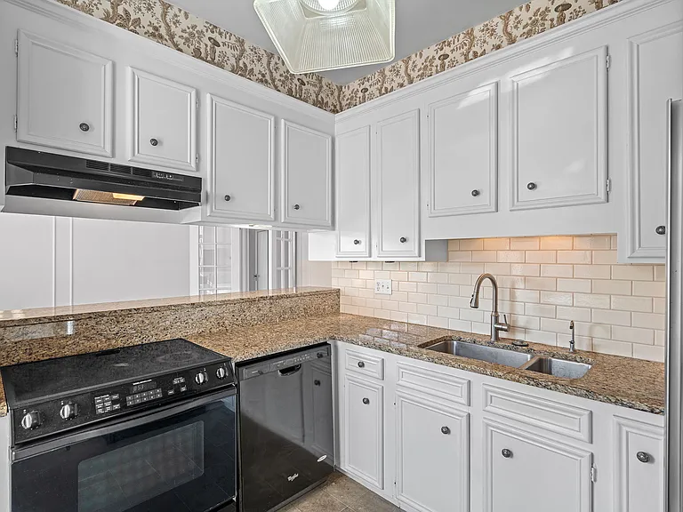 301 W 10th St #502 — Photo 13