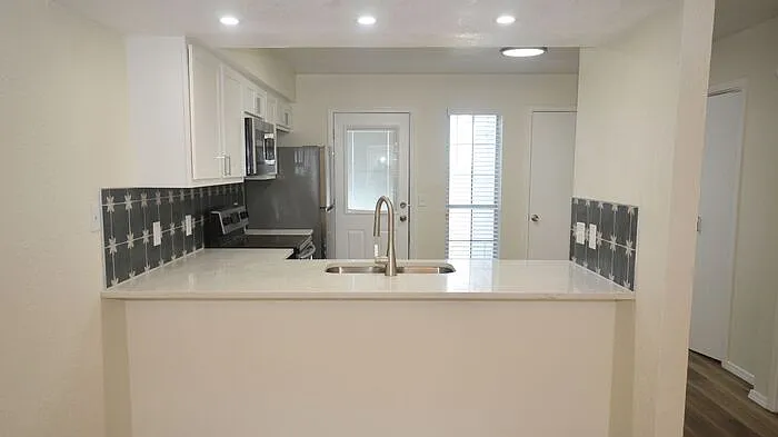 2 bed, 1.5 bath, 1047 sqft, $1,300 — Photo 3