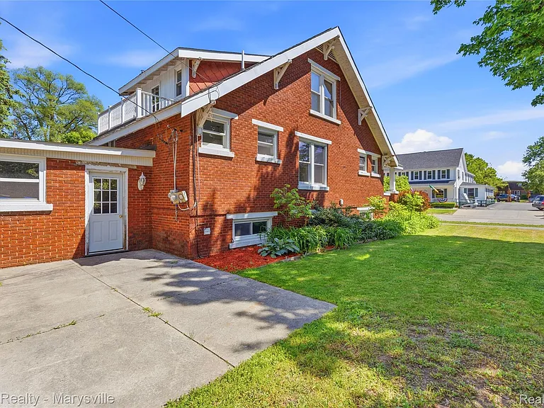 504 Clinton Ave — Photo 35