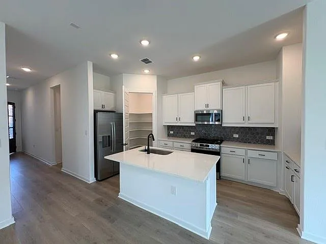 3 bed, 2.0 bath, 1739 sqft, $2,495 — Photo 3
