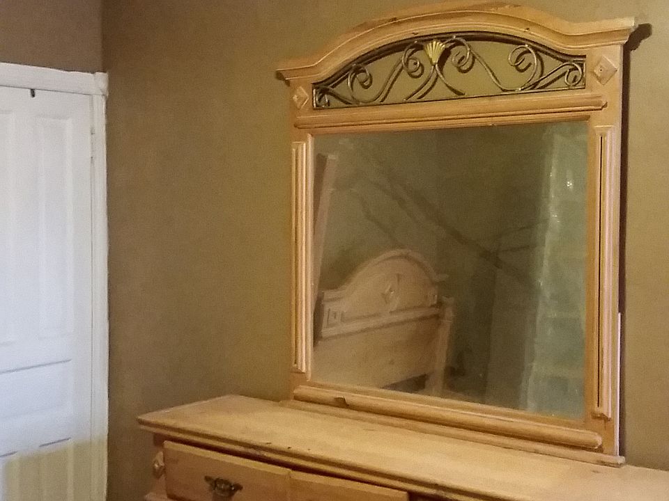 room also has 4 poster bed 