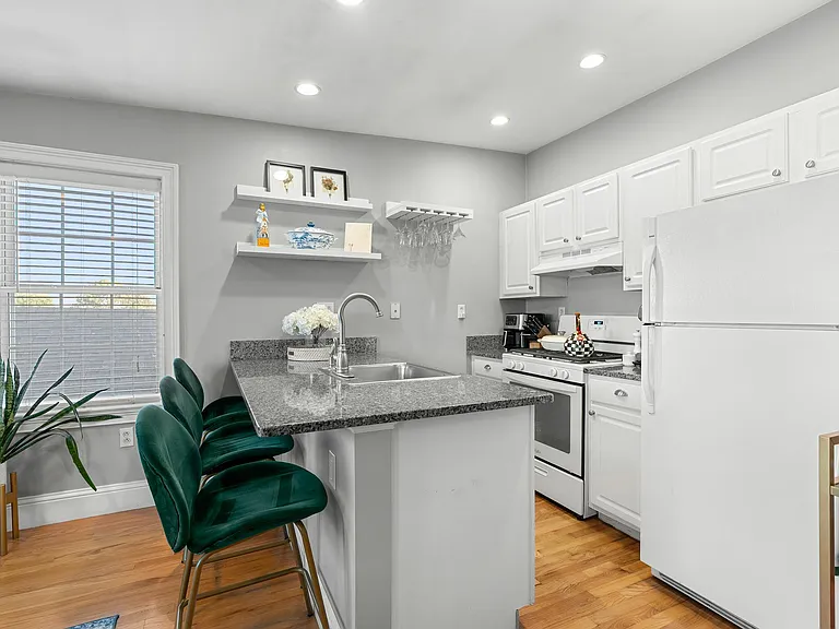 7 Brewster St #3 — Photo 8