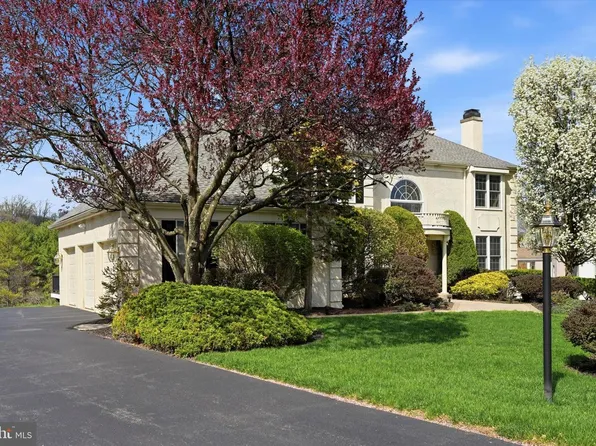 3 Honeysuckle Ln, Broomall, PA 19008