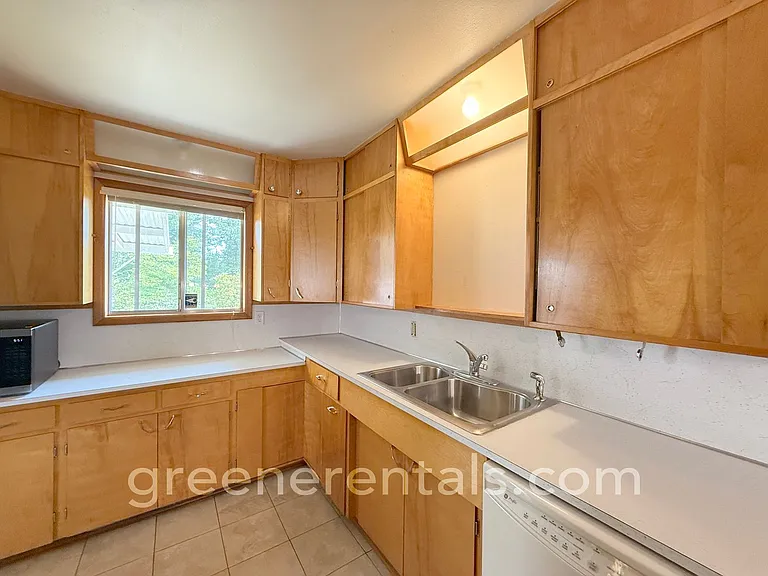 1616 10th Ave SW — Photo 2