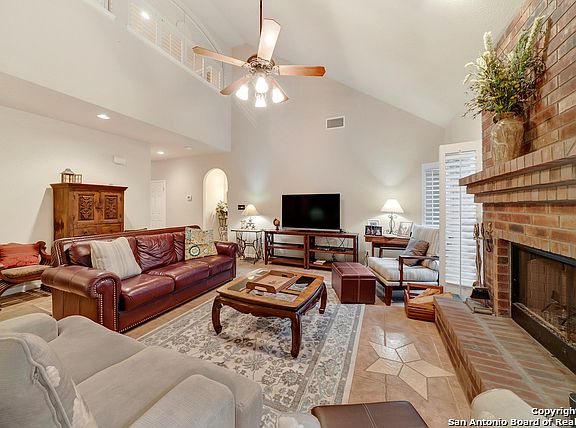 5th image of 2792 Valencia Ln