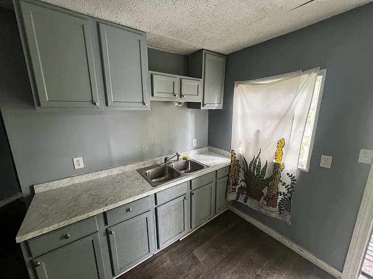 220 Taylor St — Photo 3