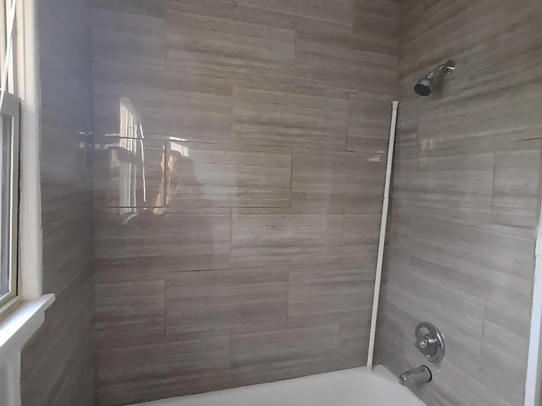 Hall bathtub.