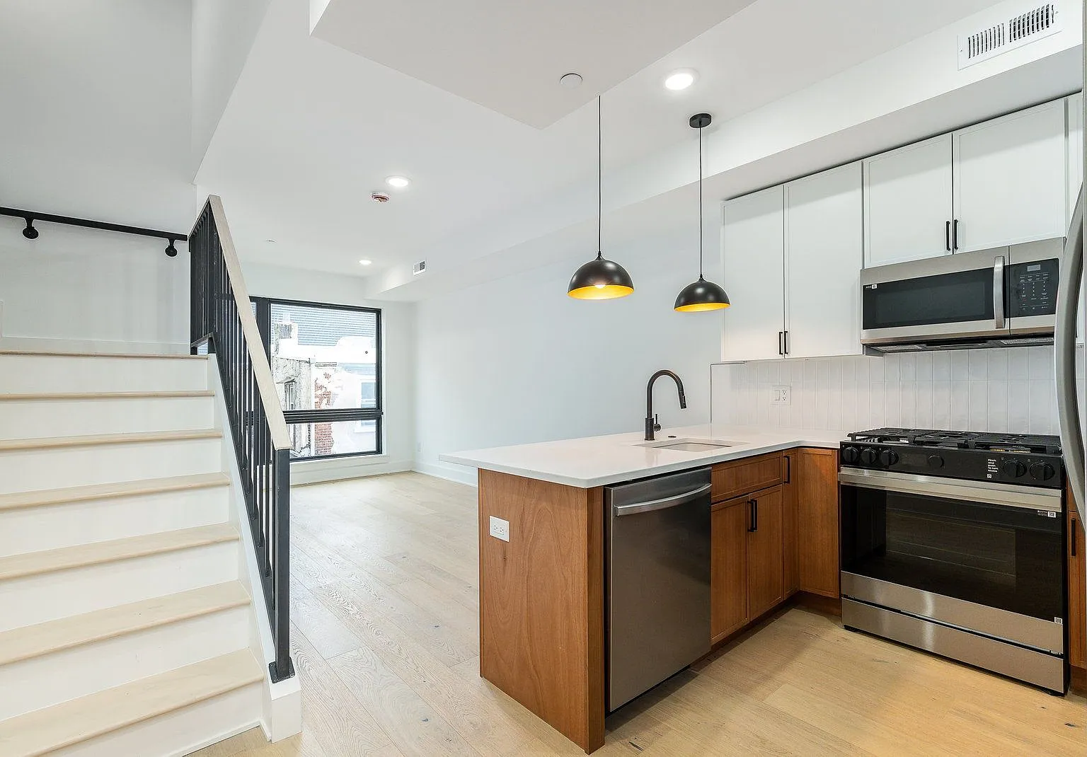 2 bed, 2.0 bath, 1118 sqft, $2,200 — Photo 2