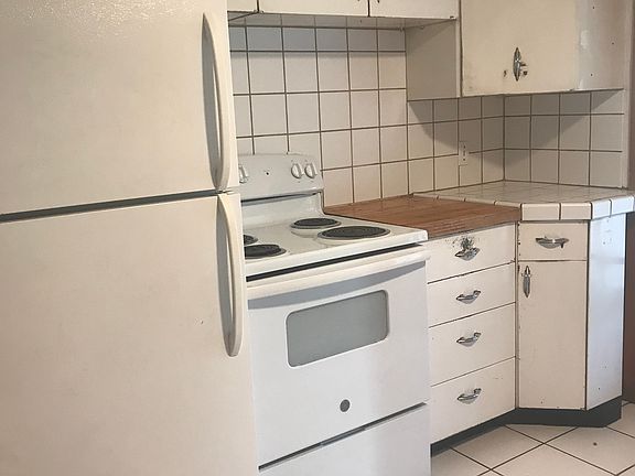 Kitchen full range and full refrigerator