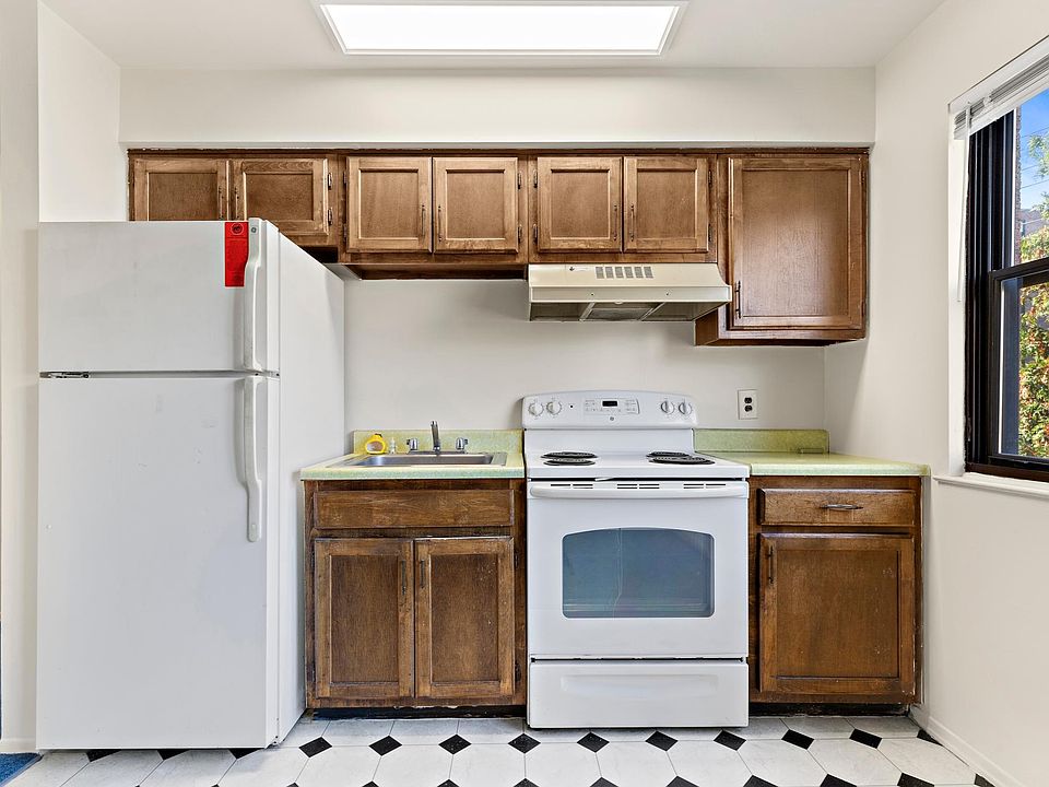 2nd image of 221 Reynolds Ln APT 2E