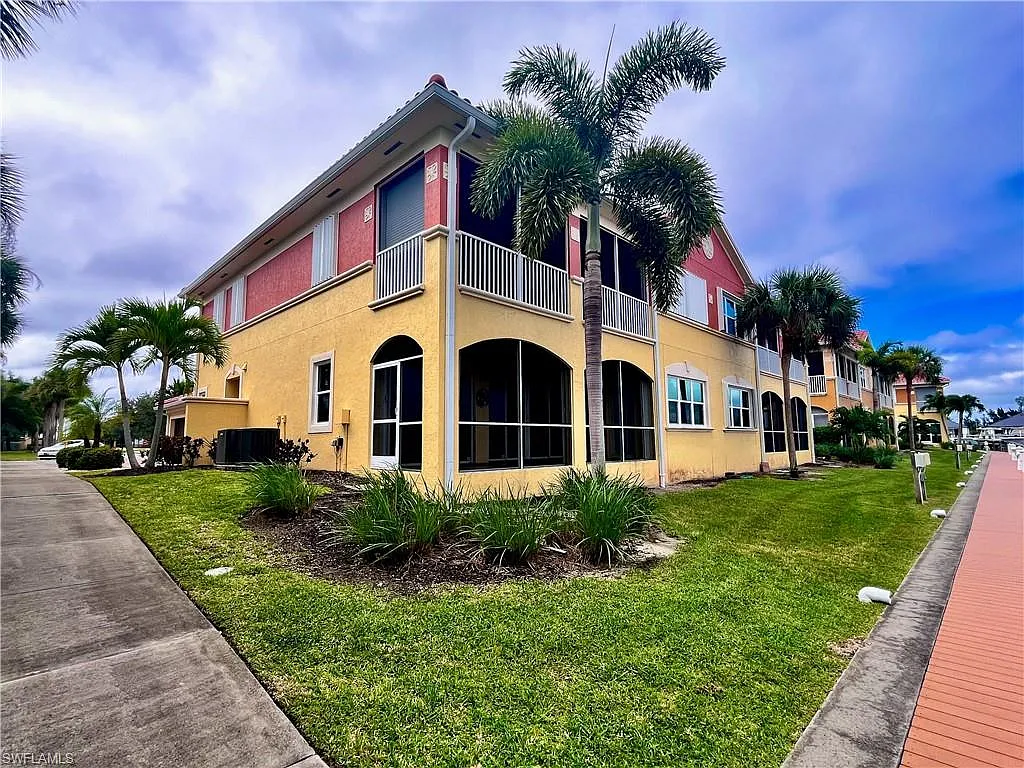 3 bed, 2.5 bath, 2374 sqft, $3,000 — Photo 2