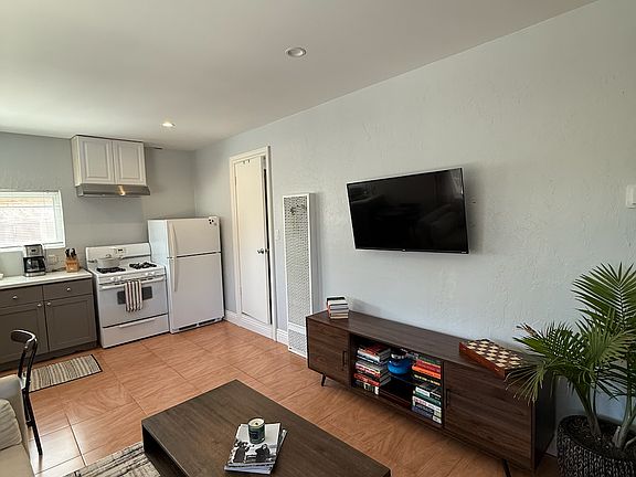 2nd image of 530 Elm Ave