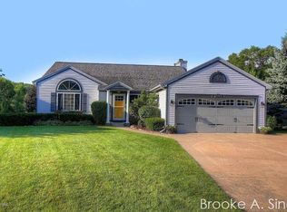 2851 W Sandrel Ct NE, Grand Rapids, MI 49505