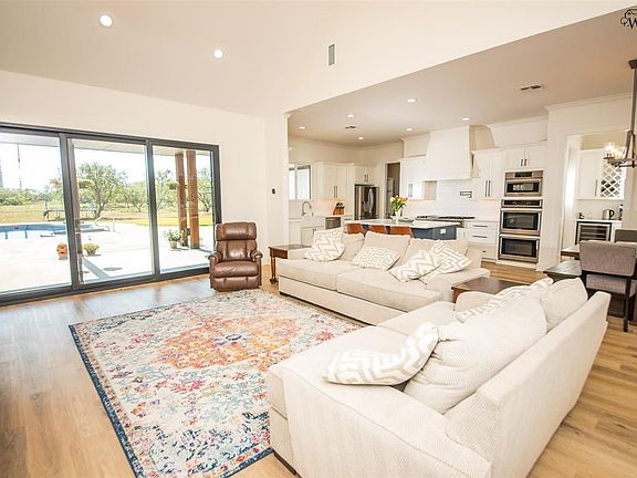 5th image of 727 Three Way Rd