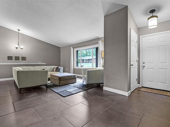 3rd image of 42 Elmwood Dr