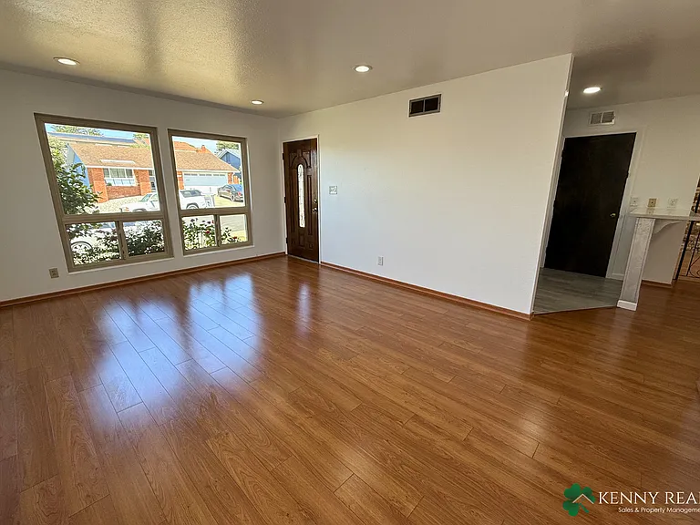 2504 Tipperary Ave — Photo 4