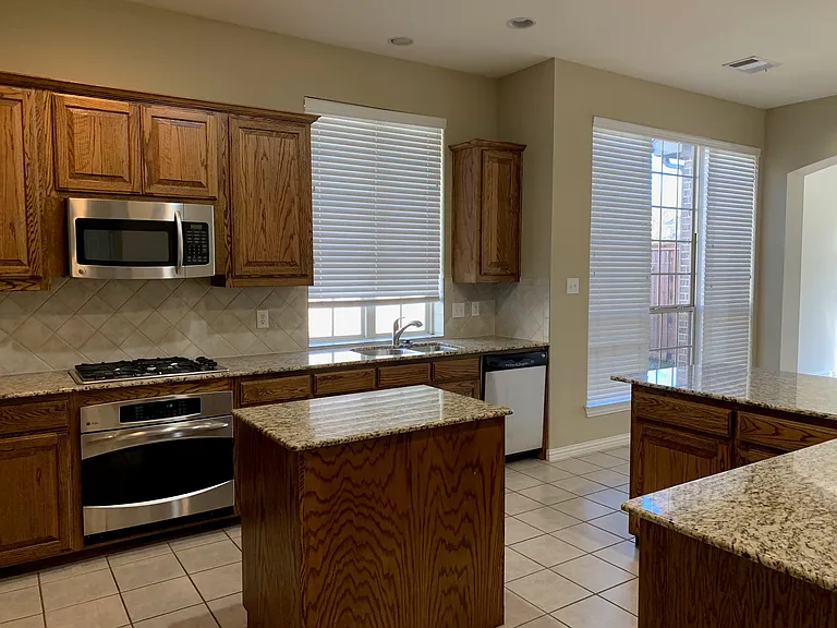 1017 Somerset Cir — Photo 4