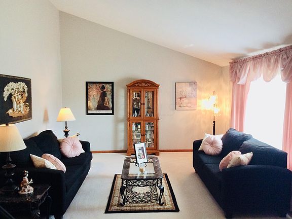 2nd image of 2622 Queensway Dr