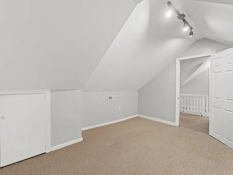 1211 Larchmont Cres — Photo 24