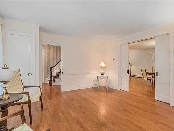 4th image of 819 Roanoke Ave