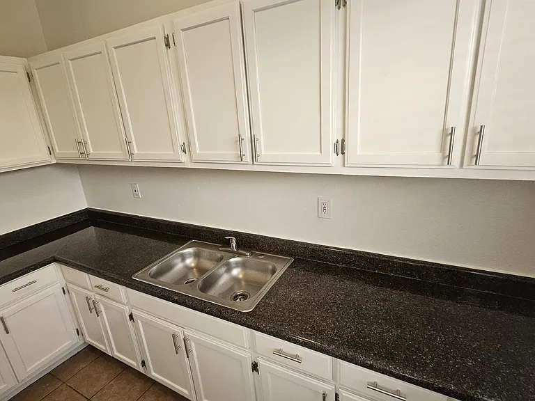 743 S Burlington Ave #6 — Photo 1