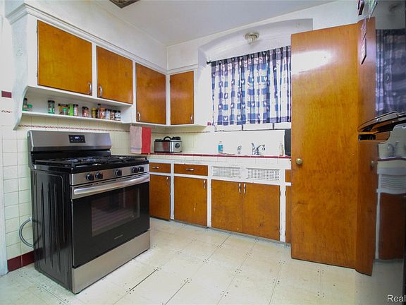 5th image of 15611 Spring Garden St