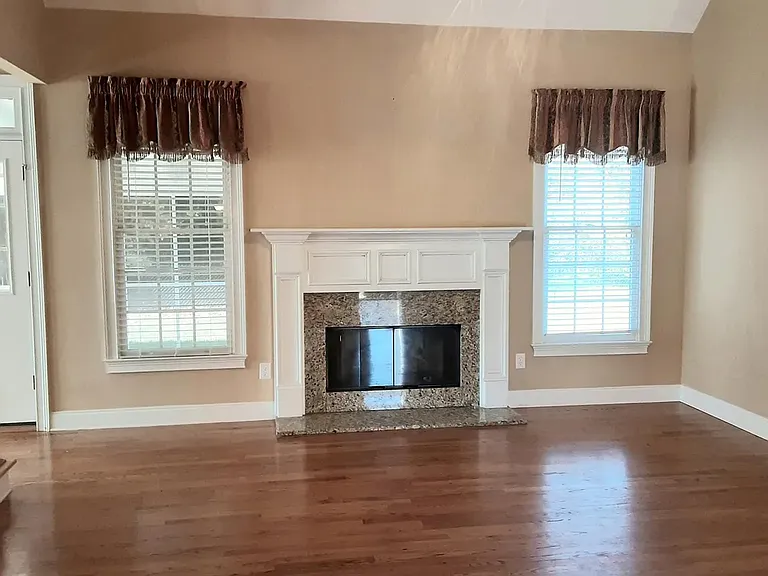 1070 Camden Park Dr — Photo 8