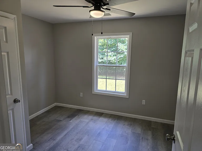 305 Smith St — Photo 15