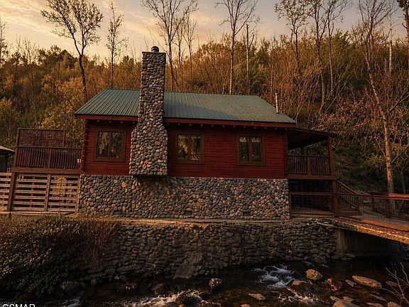 2nd image of 289 Roaring Fork Rd