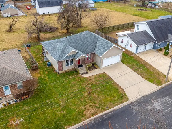 624 E High St, Marshall, MO 65340