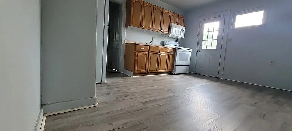 3 bed, 1.0 bath, 1100 sqft, $1,500 — Photo 2