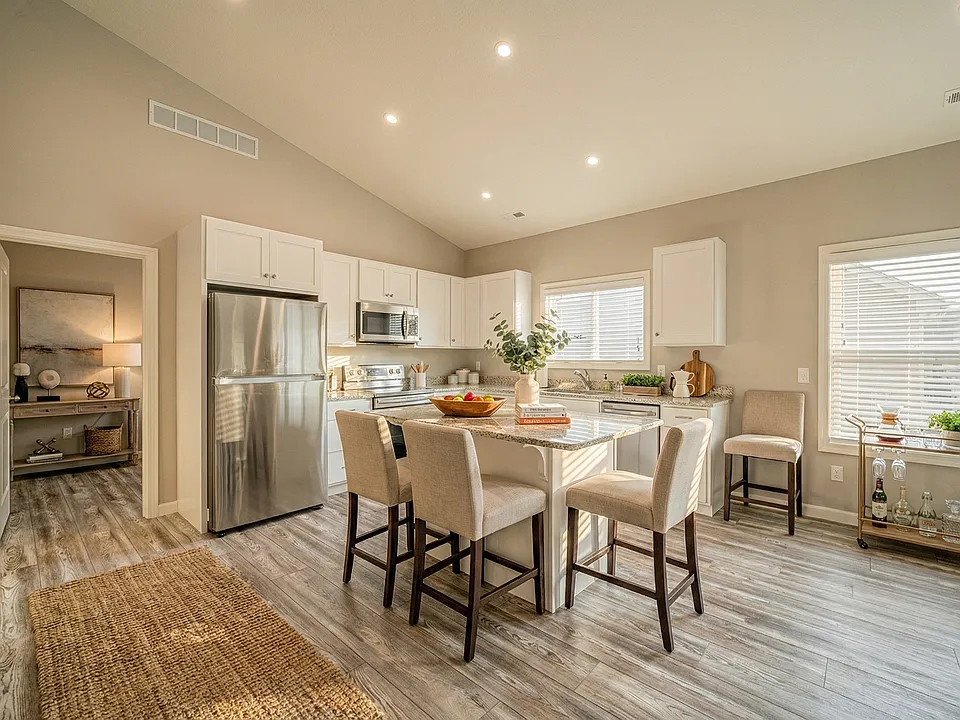 179 Lakeshore Dr
