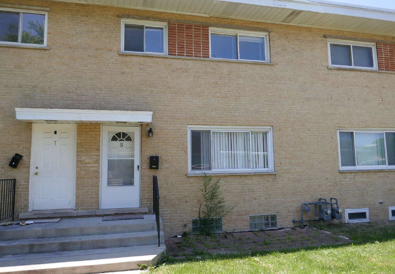 3 bed, 1.5 bath, 1605 sqft, $2,400 — Photo 2