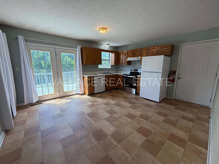3175 Dutch Valley Rd — Photo 3