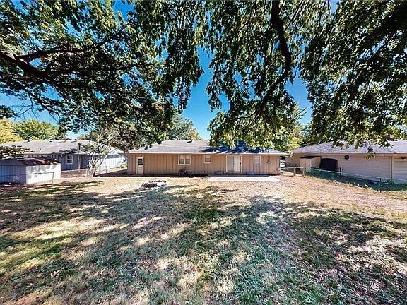 4th image of 909 NW Range St