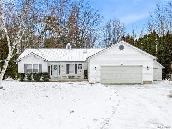 242 Forest Ln, Marysville, MI 48040