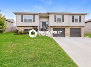 1309 NW Hilltop Ln, Grain Valley, MO 64029