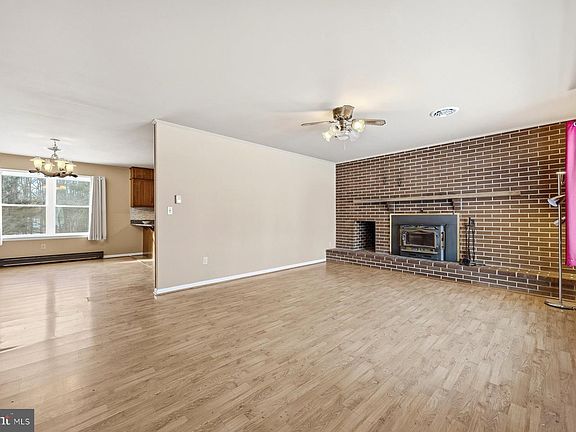 4th image of 5884 Woodbine Rd