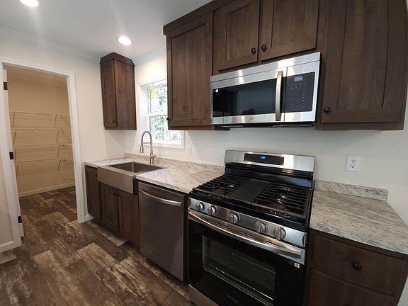 3rd image of 71 Ferris Rd