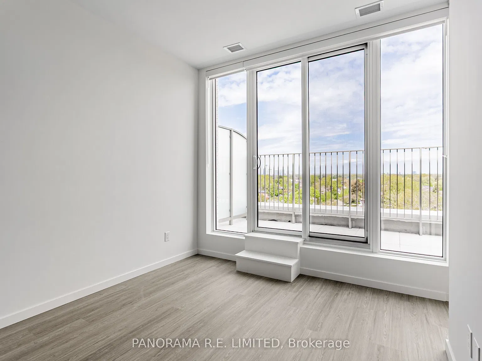 Reina Condos — Photo 2