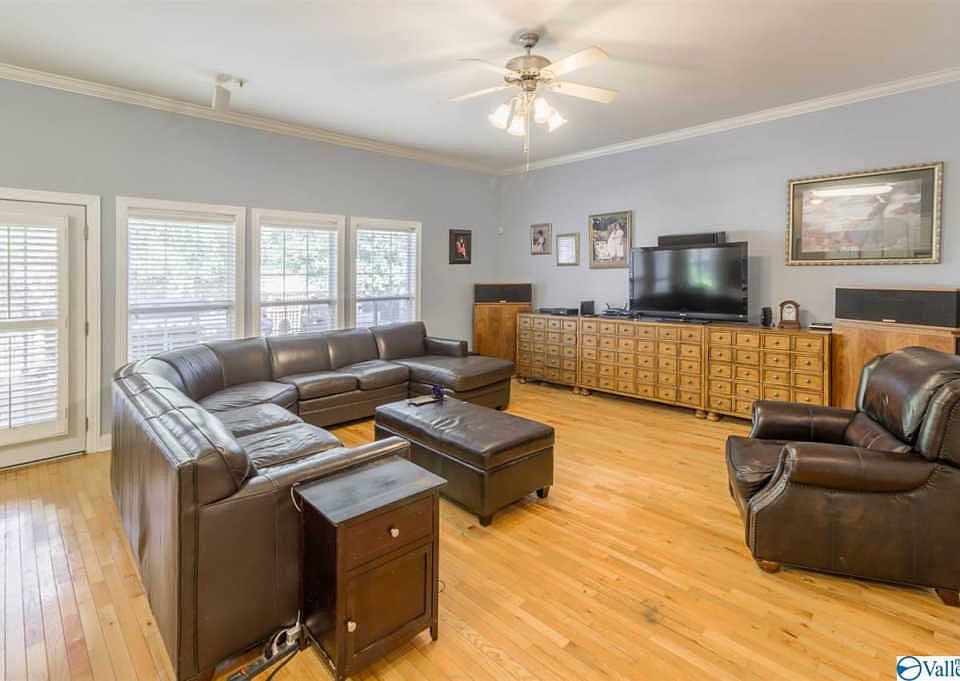 1st image of 204 Wainscott Dr