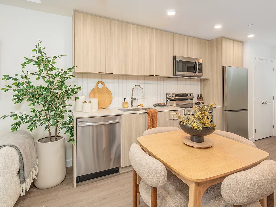 633 Gardena Dr