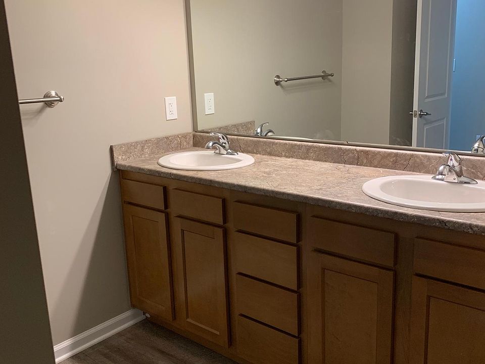 His/Her sink in Full Size Bathroom
