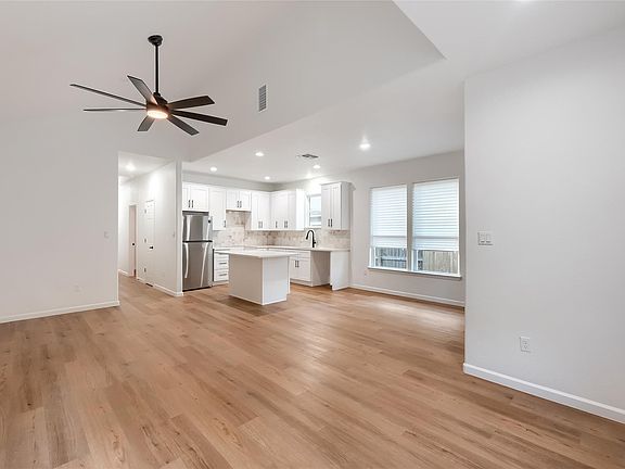 5th image of 738 Chihuahua St
