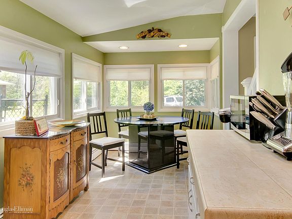 5th image of 127 McCarthy Ln