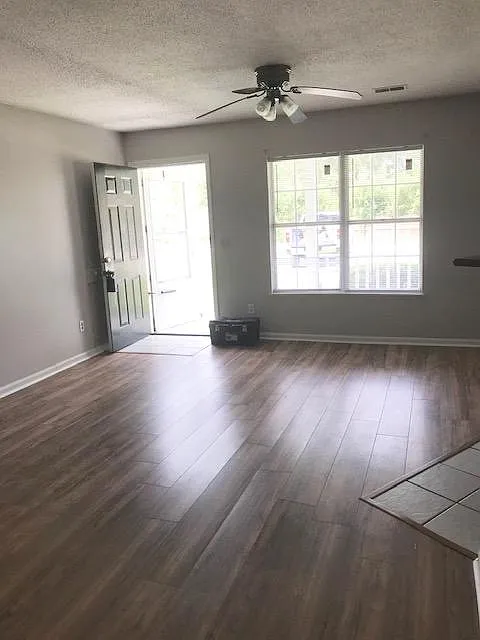 2 bed, 1.5 bath, 1000 sqft, $1,350 — Photo 3