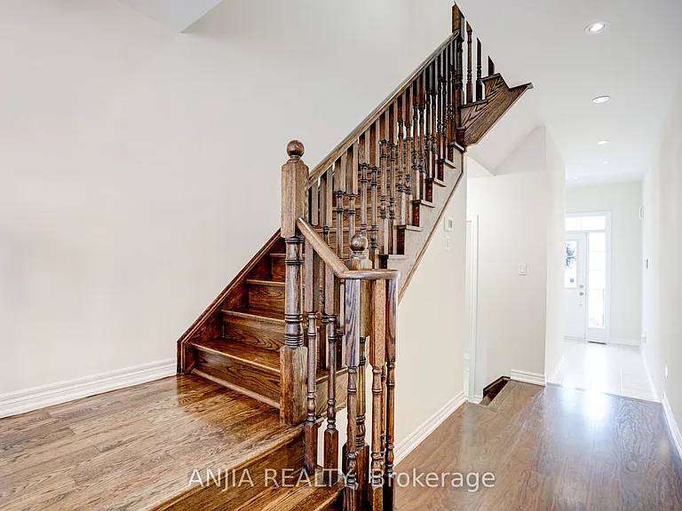 25 Collier Cres — Photo 4