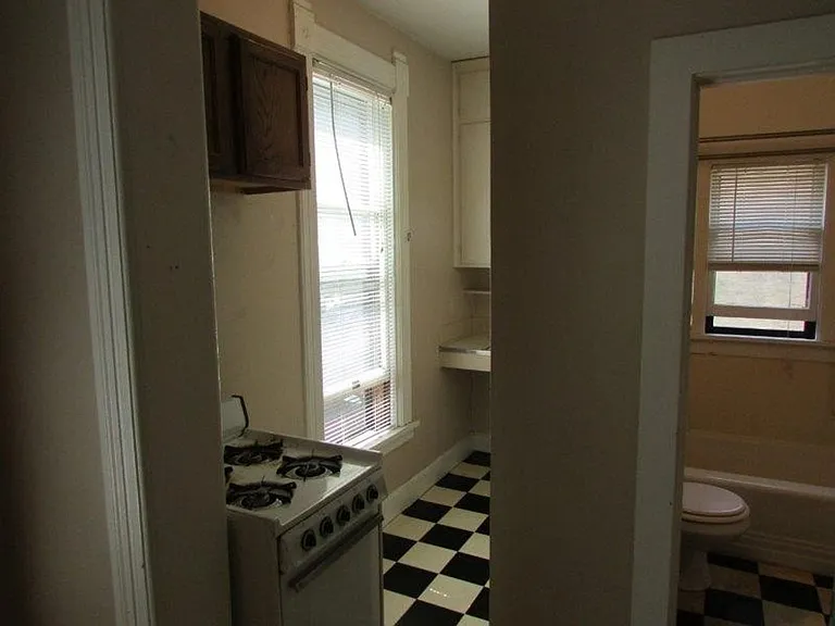 127 S Butler St — Photo 4